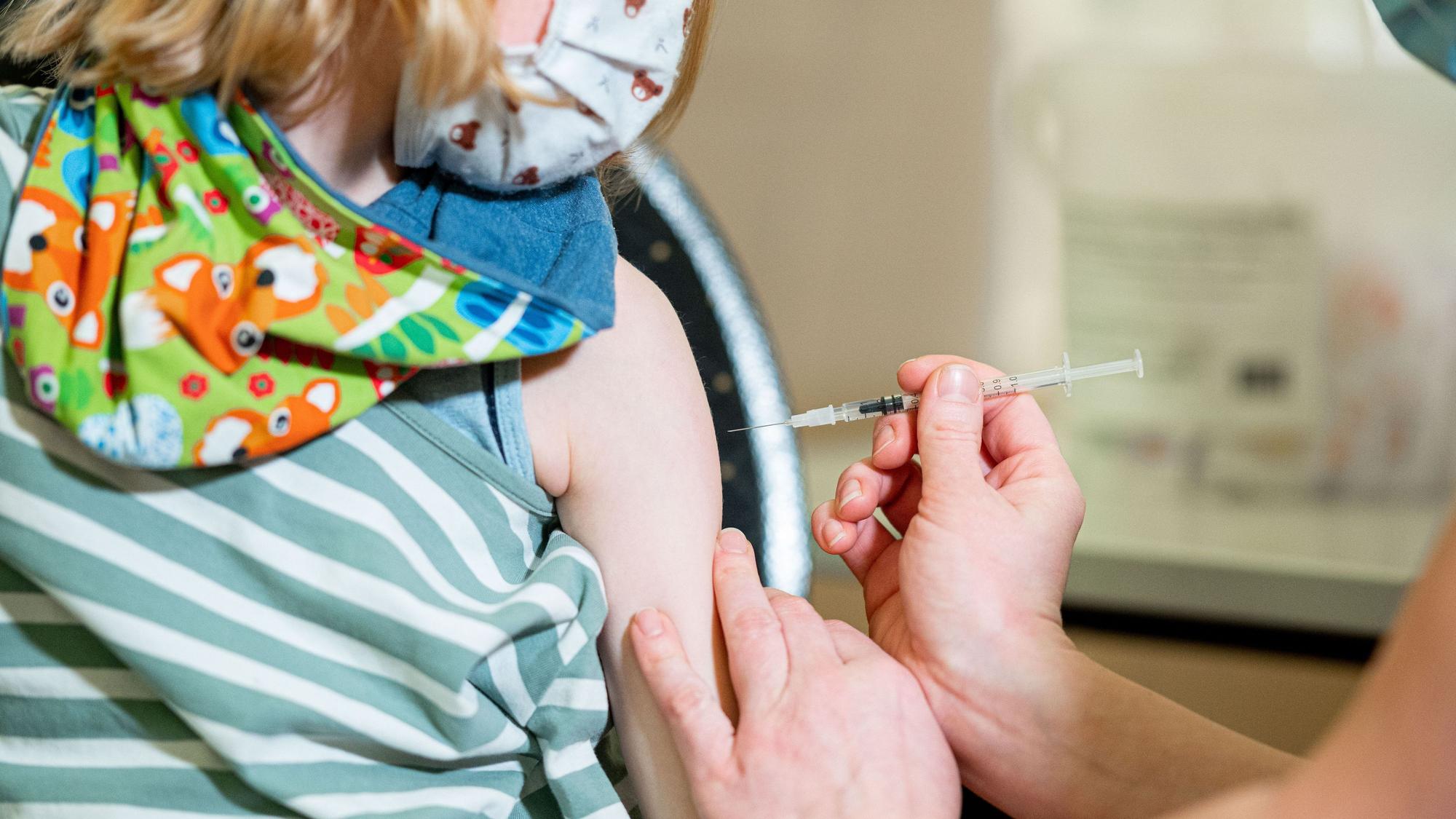 Unser Symbolbild zeigt Matilda (8). Sie wird im mobilen Impfzentrum für Kinder gegen das Coronavirus geimpft. In Niedersachsen sind die Corona-Impfungen für Fünf- bis Elfjährige gestartet. Das Bild entstand am 15. Dezember 2021.