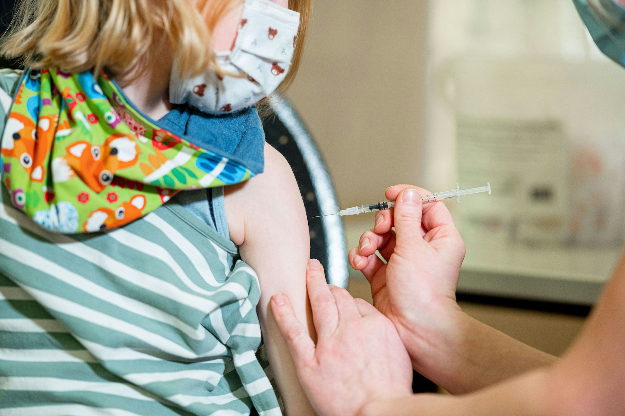 Unser Symbolbild zeigt Matilda (8). SIe wird im mobilen Impfzentrum für Kinder gegen das Coronavirus geimpft. In Niedersachsen sind die Corona-Impfungen für Fünf- bis Elfjährige gestartet. Das Bild entstand am 15. Dezember 2021.