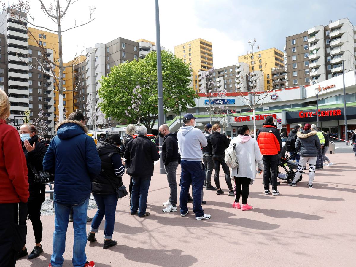 Menschen stehen vor dem Impfbus in Köln-Chorweiler. Moderna war in Köln abgelaufen.
