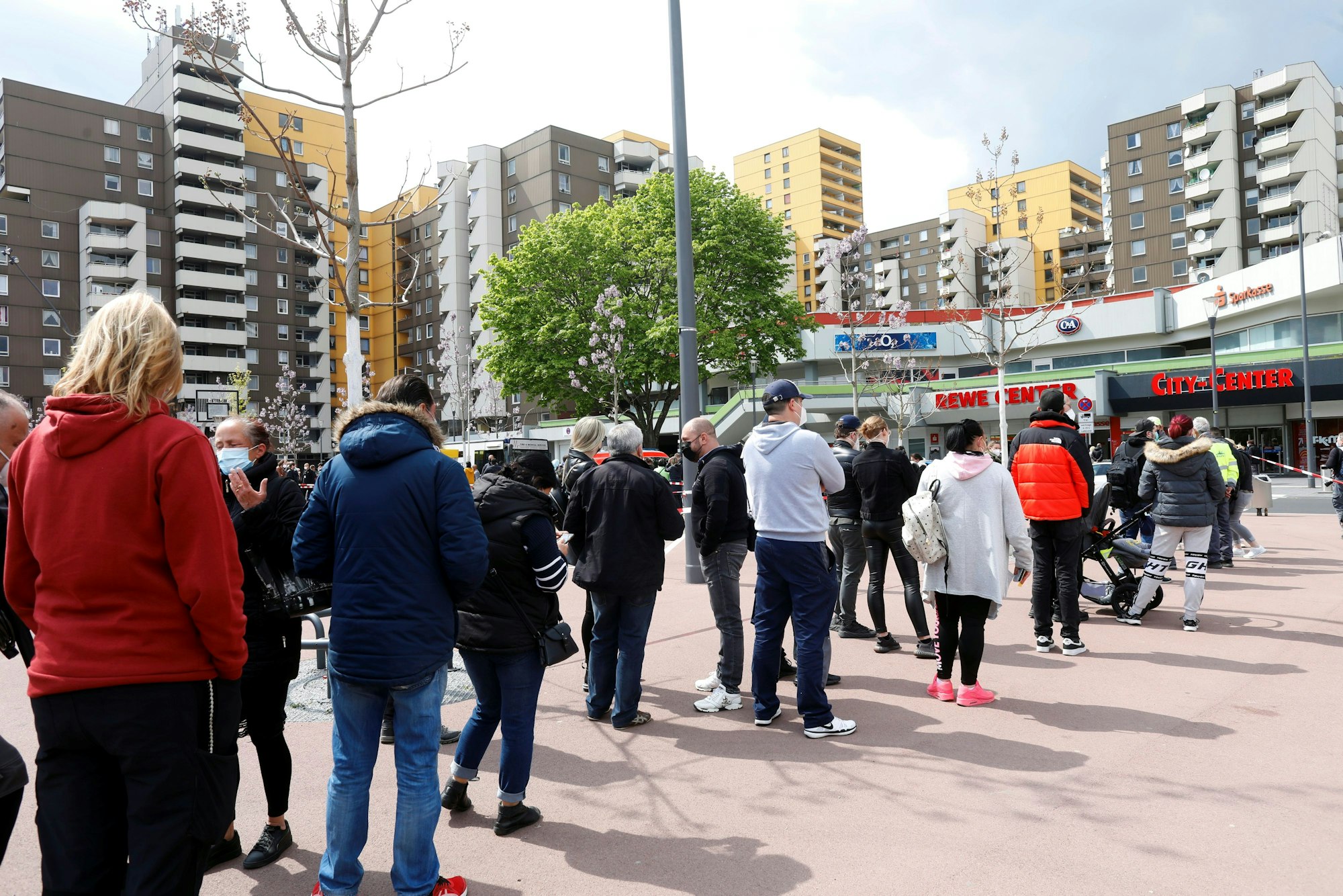 Menschen stehen vor dem Impfbus in Köln-Chorweiler. Moderna war in Köln abgelaufen.