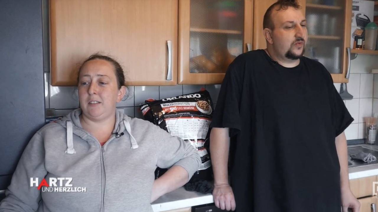 Petra und Sascha überlegen, die Mannheimer Benz-Baracken zu verlassen.