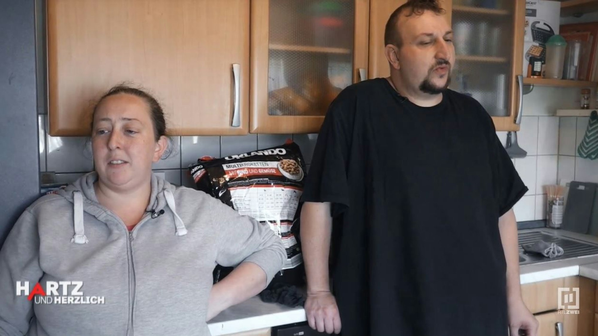 Petra und Sascha überlegen, die Mannheimer Benz-Baracken zu verlassen.