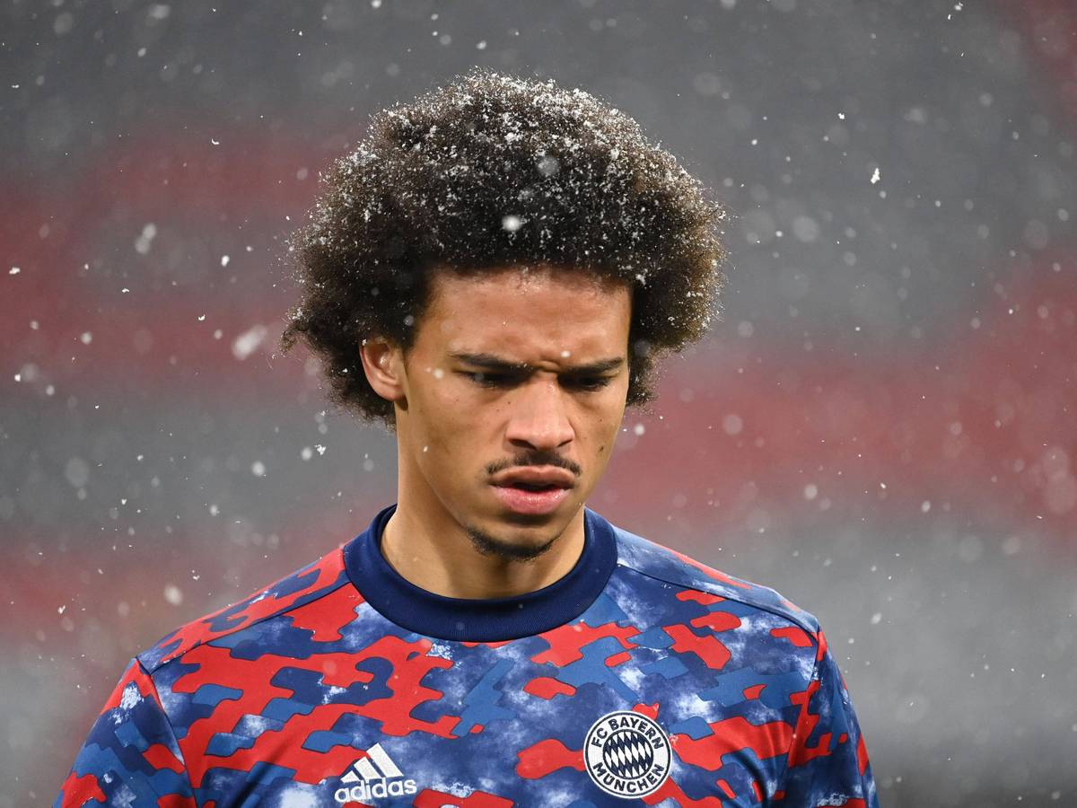 Leroy Sané vom FC Bayern München beim Aufwärmen vor dem Spiel.