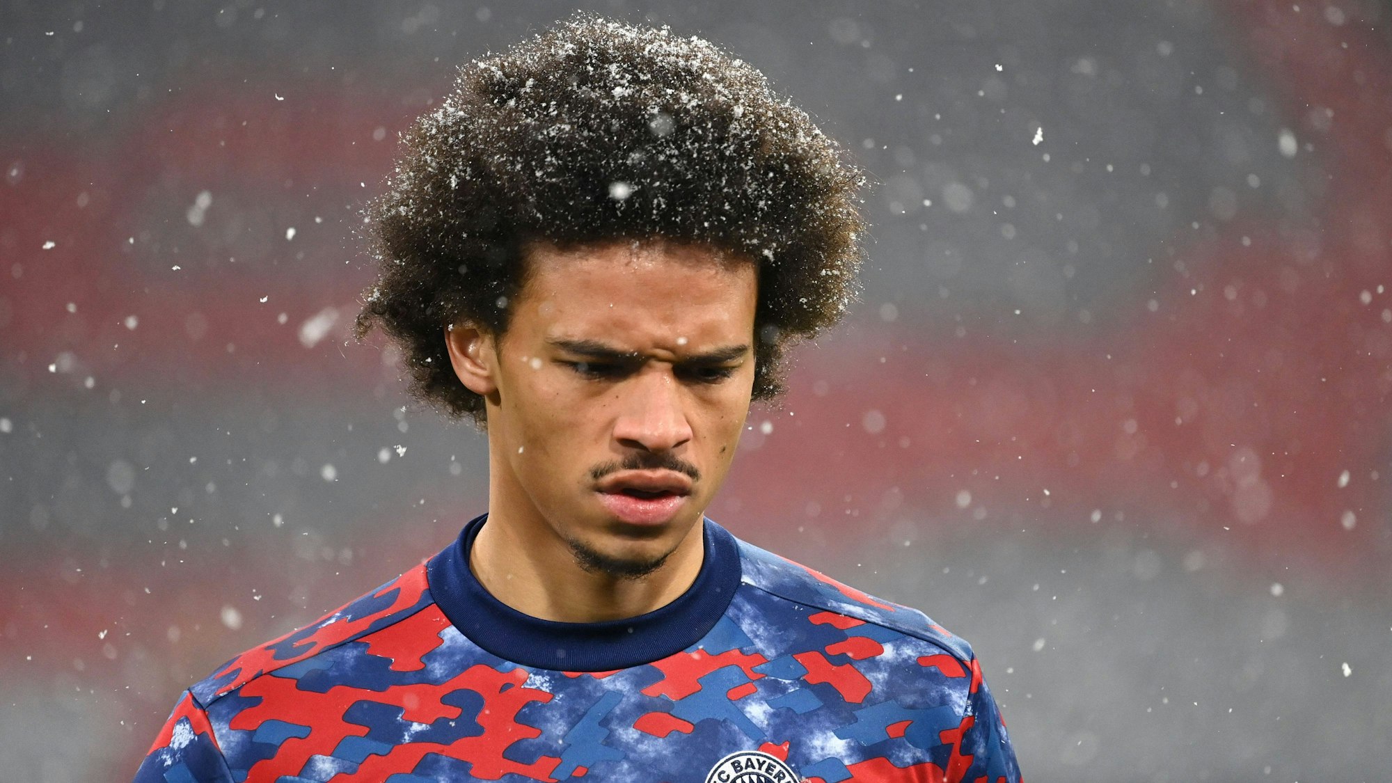 Leroy Sané vom FC Bayern München beim Aufwärmen vor dem Spiel.