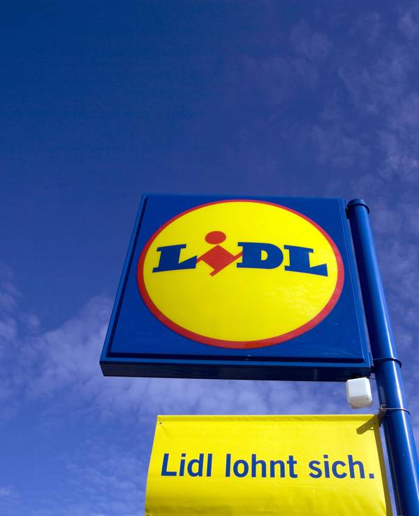Werbe-Schriftzug und das Logo des Lebensmitteldiscounters Lidl, aufgenommen am 19.03.2009 vor einer Filiale in Berlin.