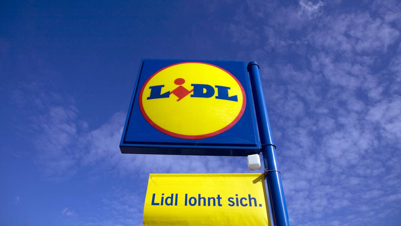 Werbe-Schriftzug und das Logo des Lebensmitteldiscounters Lidl, aufgenommen am 19.03.2009 vor einer Filiale in Berlin.