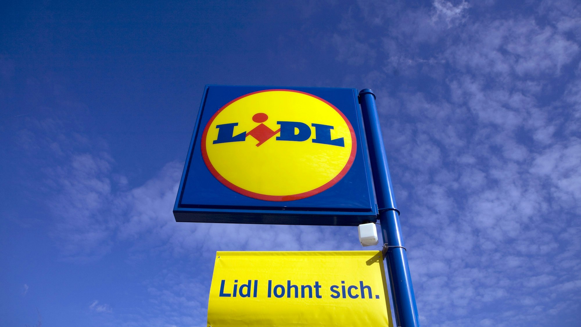 Werbe-Schriftzug und das Logo des Lebensmitteldiscounters Lidl, aufgenommen am 19.03.2009 vor einer Filiale in Berlin.