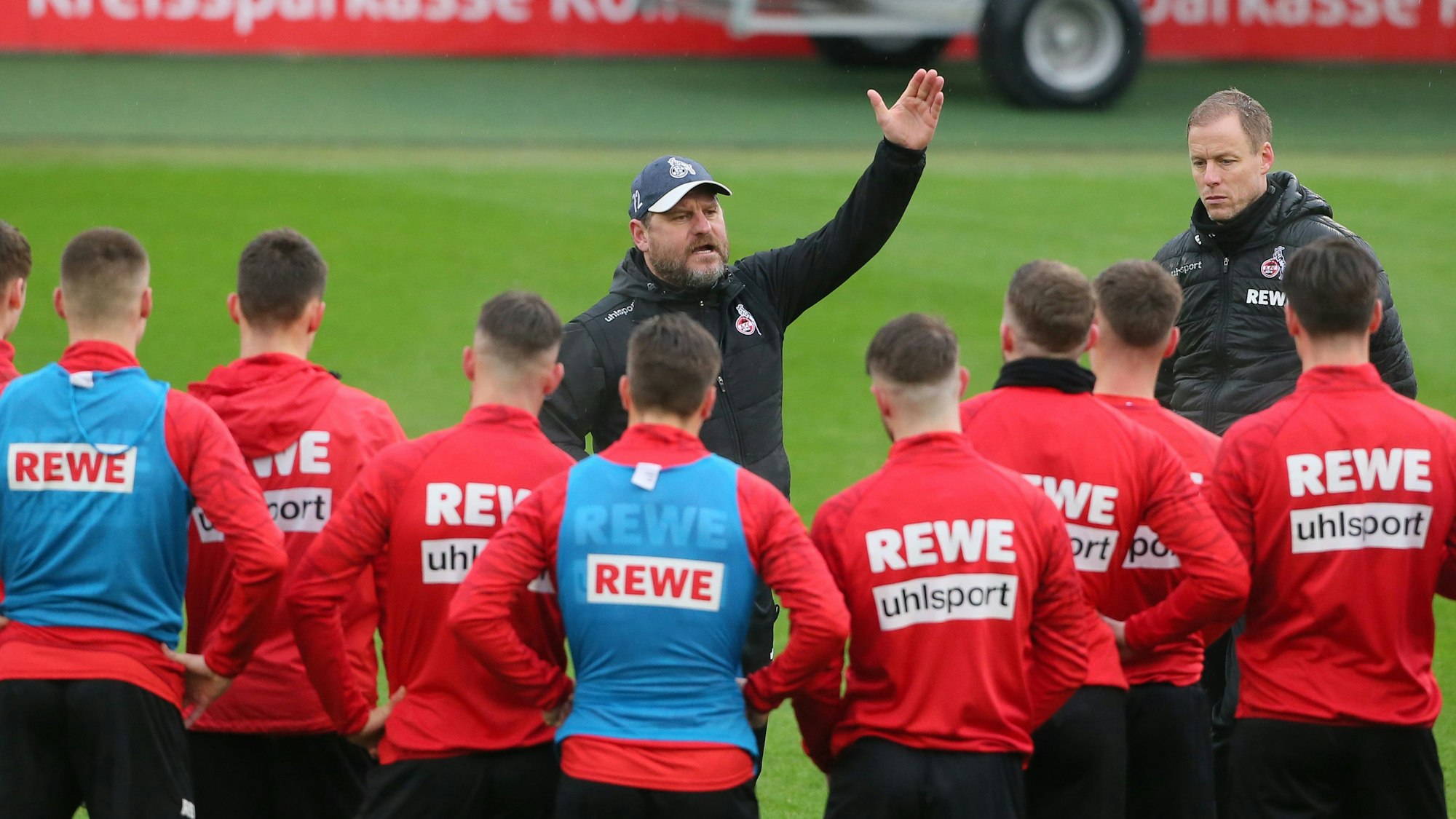 Steffen Baumgart spricht auf dem Trainingsplatz zu seiner Mannschaft