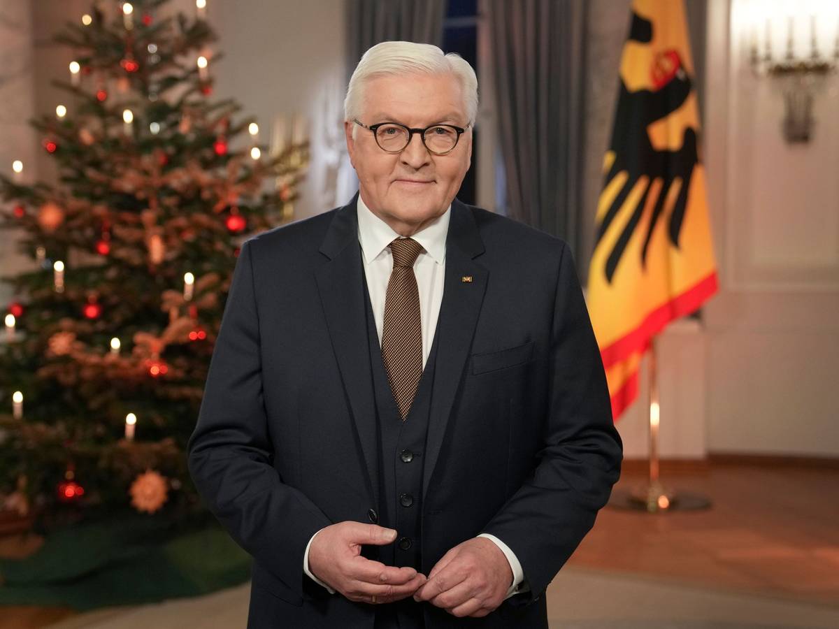 Bundespräsident Frank-Walter Steinmeier steht nach der Aufzeichnung der traditionellen Weihnachtsbotschaft des Präsidenten im Schloss Bellevue vor einem geschmückten Weihnachtsbaum