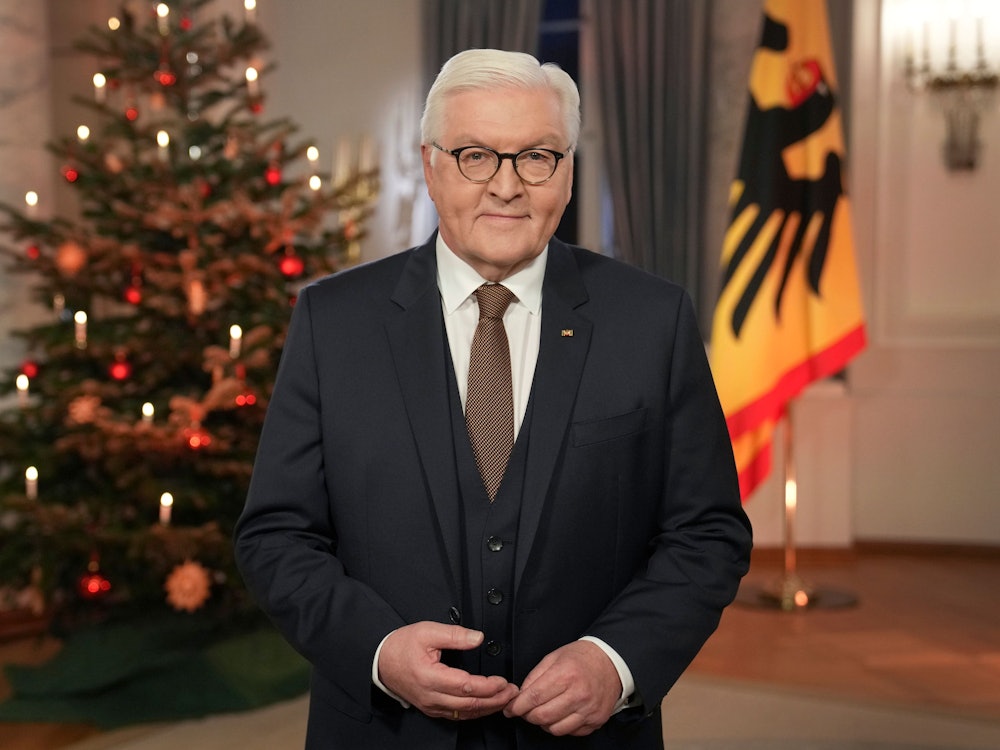 Bundespräsident Frank-Walter Steinmeier steht nach der Aufzeichnung der traditionellen Weihnachtsbotschaft des Präsidenten im Schloss Bellevue vor einem geschmückten Weihnachtsbaum