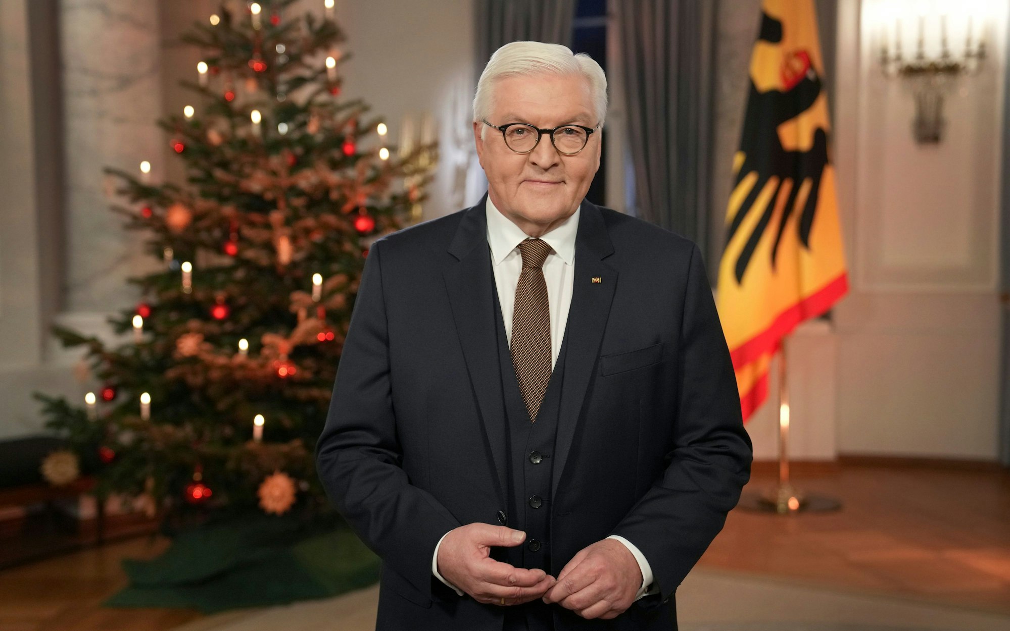 Bundespräsident Frank-Walter Steinmeier steht nach der Aufzeichnung der traditionellen Weihnachtsbotschaft des Präsidenten im Schloss Bellevue vor einem geschmückten Weihnachtsbaum