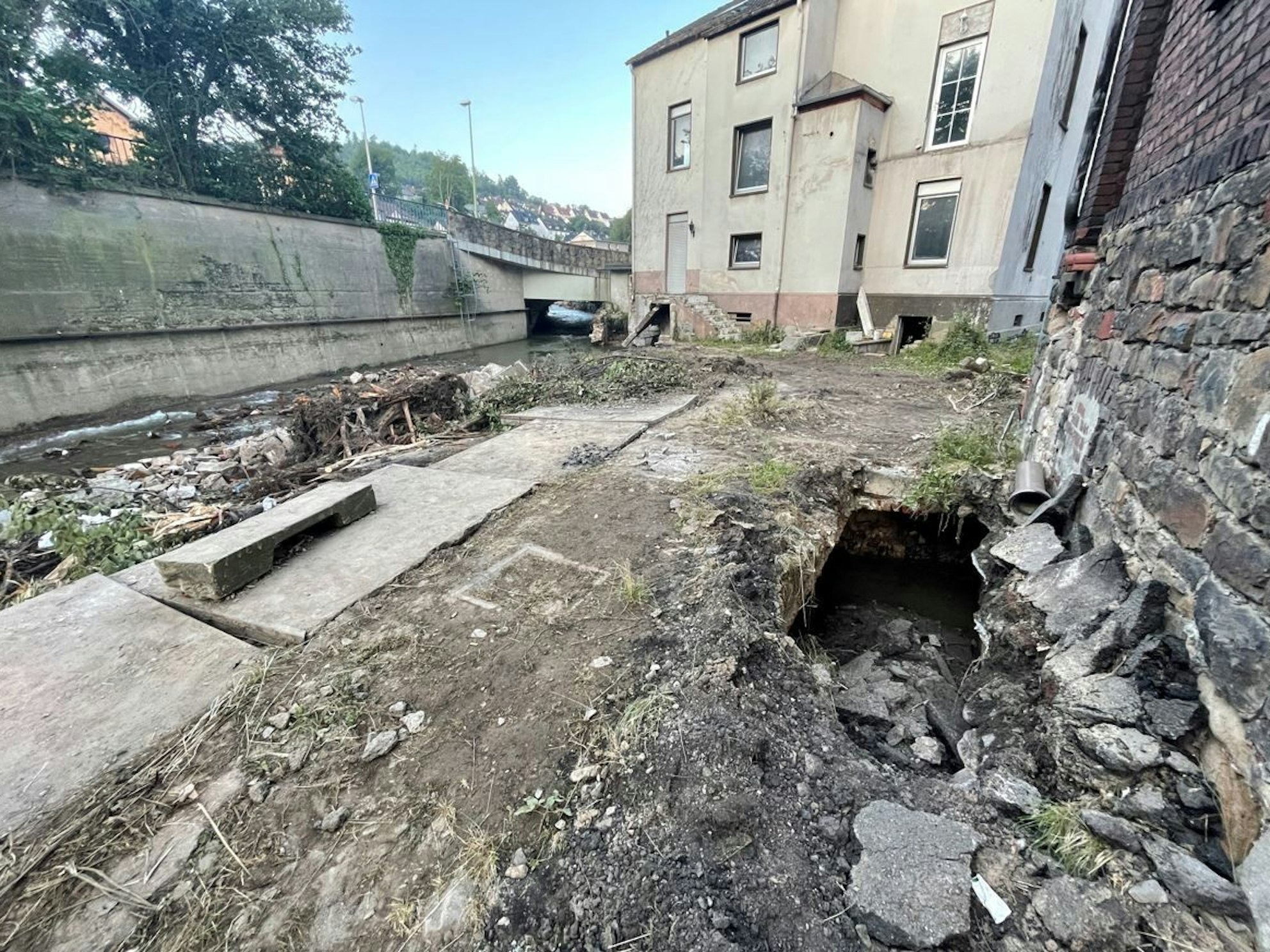 Flut in NRW: Ein Hinterhof in Hagen wurde schwer verwüstet.