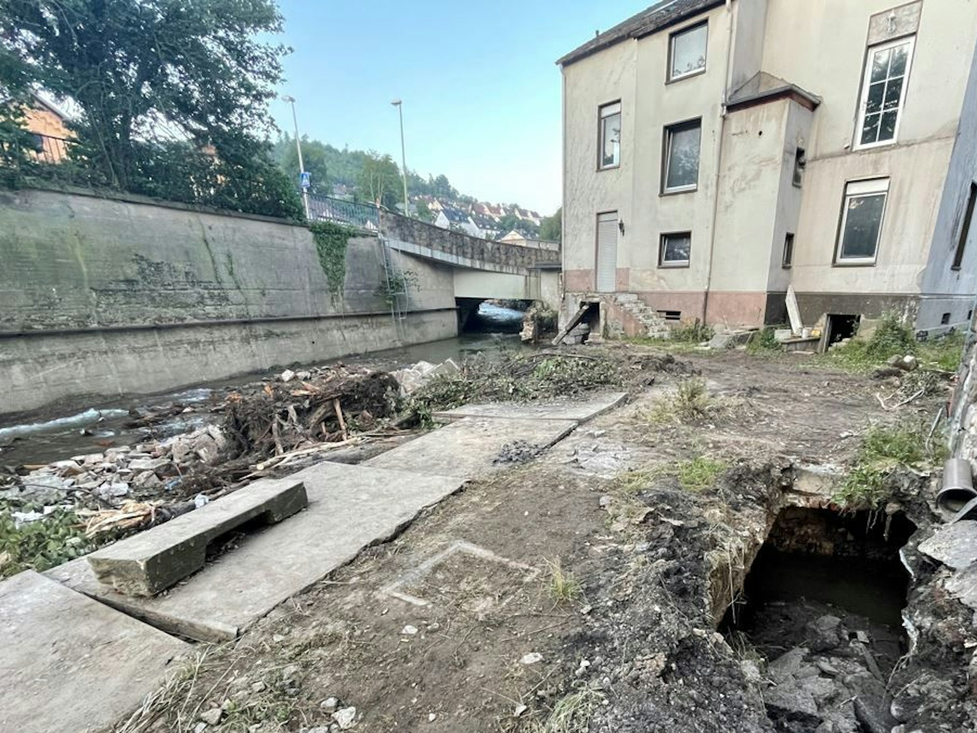Haus und Gebäudeteile wurden bei Flut in Hagen zerstört.