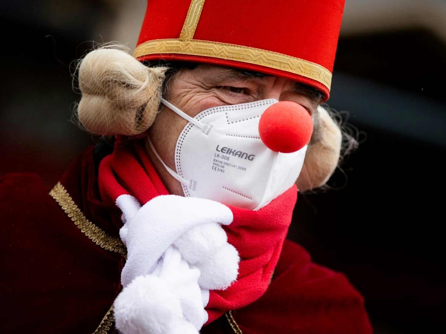 Köln: Ein Jeck mit Maske und Verkleidung steht am Severinstor, wo normalerweise der Rosenmontagszug startet.