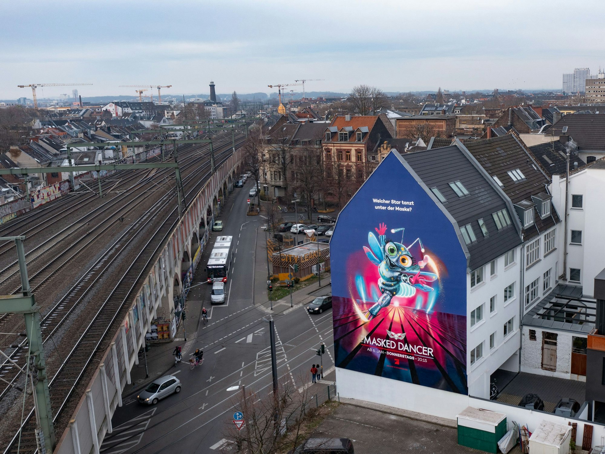 The Masked Dancer-Werbung auf Hausfassade in Köln-Ehrenfeld.