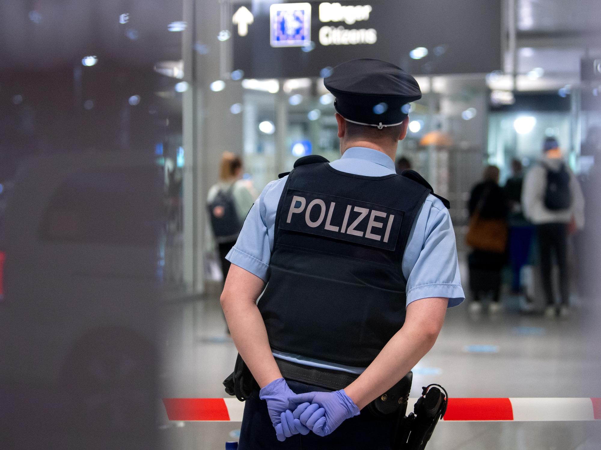 Auch für Polizisten (hier ein Archivfoto) soll die neue Quarantäne-Regel gelten.