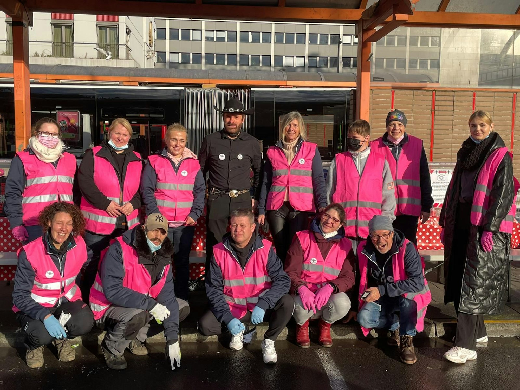 Bei der Verteilung gab es auch die Gelegenheit zum gemeinsamen Schnappschuss mit dem Doppelgänger des US-Kultschauspielers.