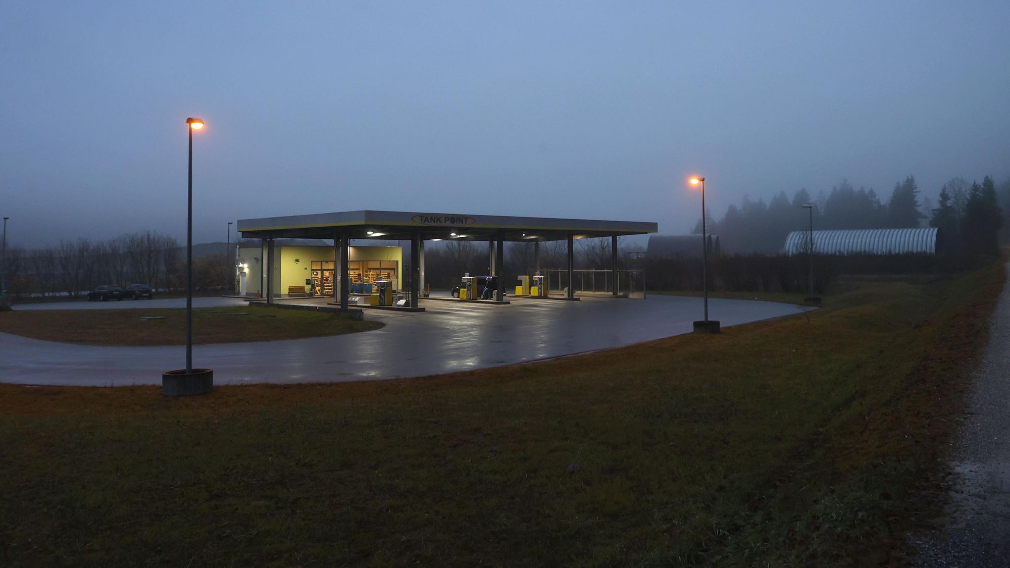 Ein einzelnes Auto steht an einer Tankstelle kurz hinter der Grenze zwischen Deutschland und Österreich.