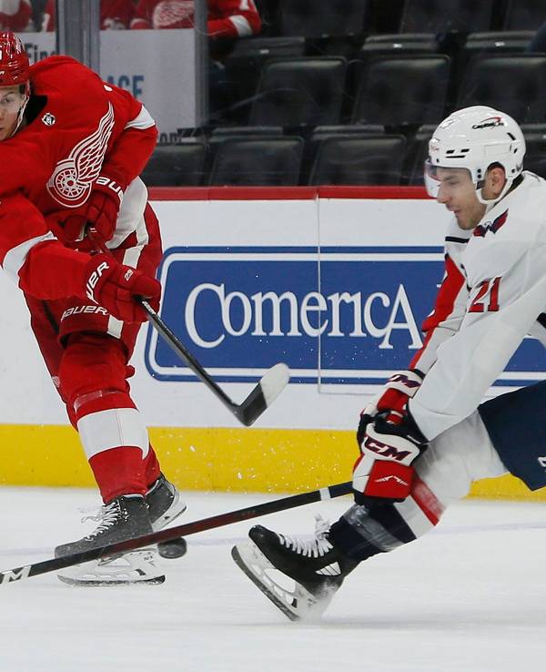 Moritz Seider mit einem Abschluss in der NHL, Garnet Hathaway versucht zu blocken.