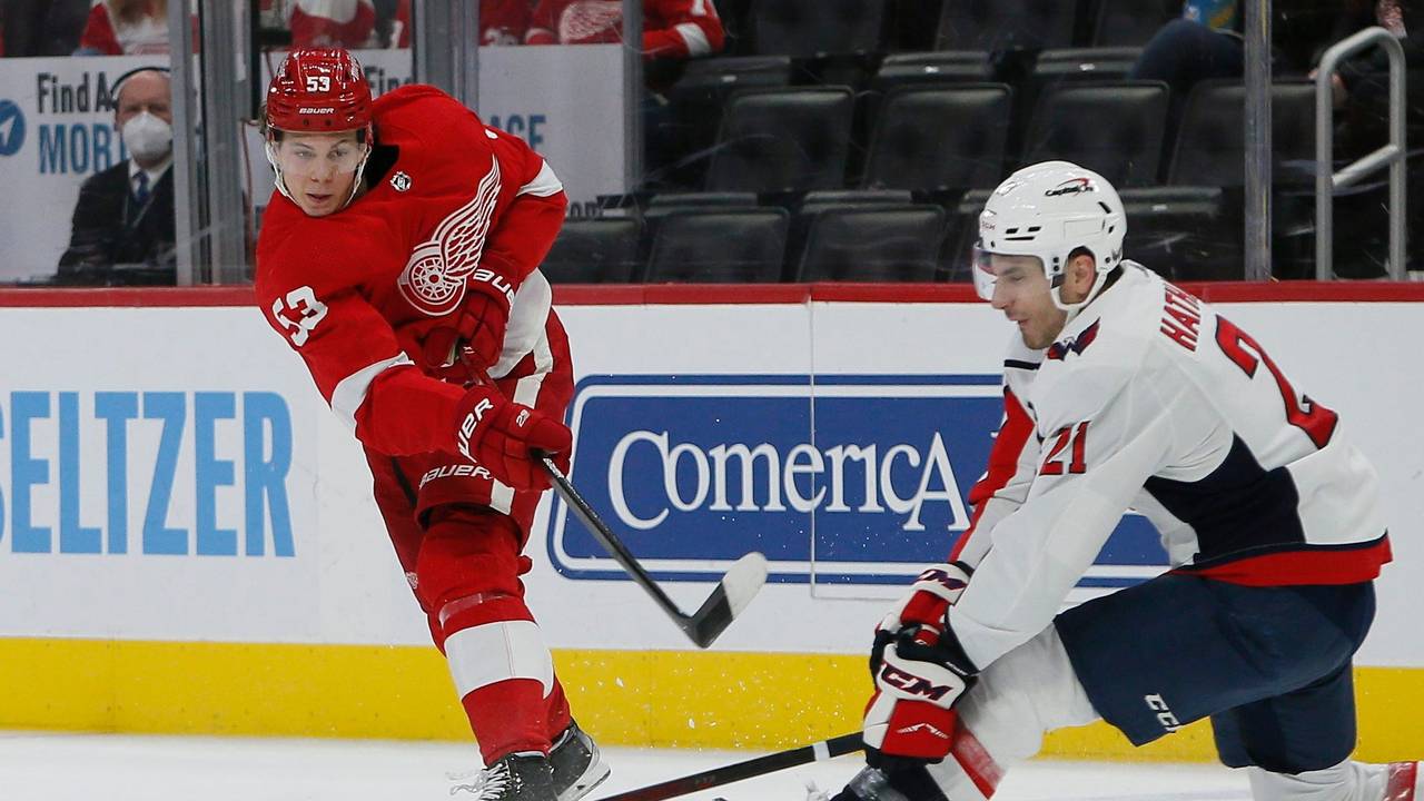 Moritz Seider mit einem Abschluss in der NHL, Garnet Hathaway versucht zu blocken.