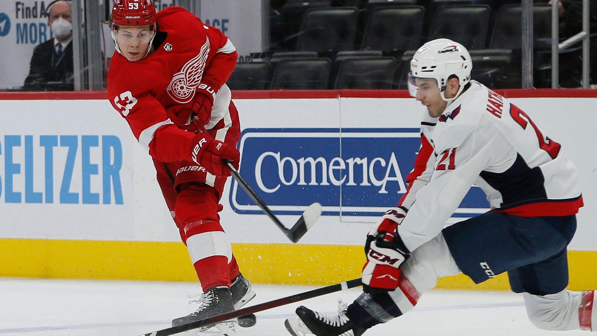Moritz Seider mit einem Abschluss in der NHL, Garnet Hathaway versucht zu blocken.