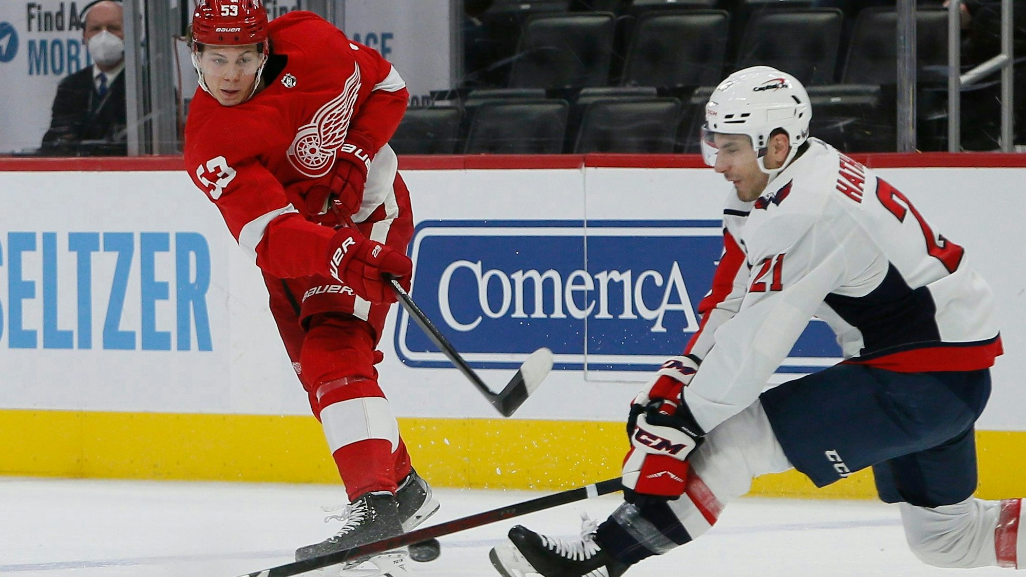 Moritz Seider mit einem Abschluss in der NHL, Garnet Hathaway versucht zu blocken.
