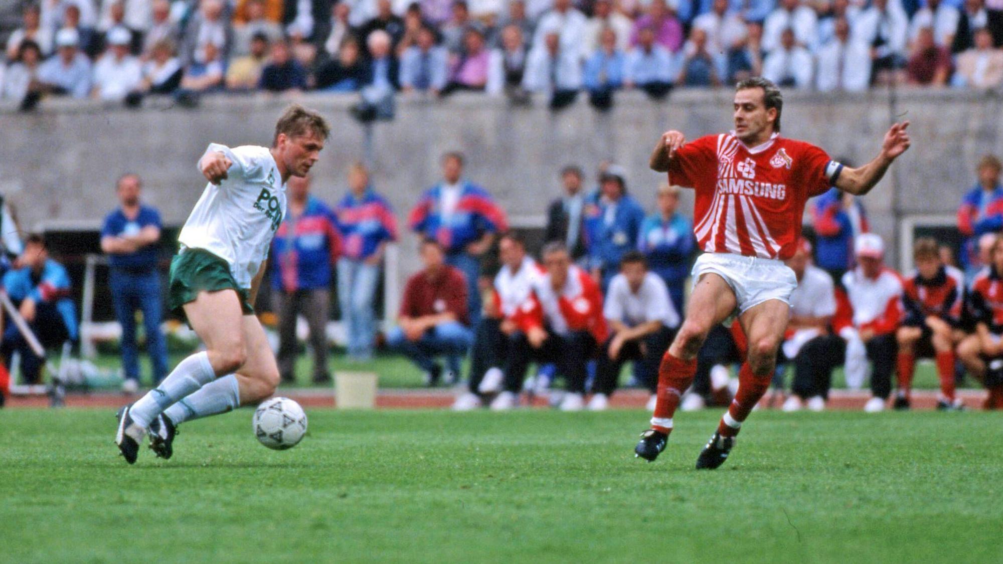 Uli Borowka führt den Ball, Pierre Littbarski steht daneben