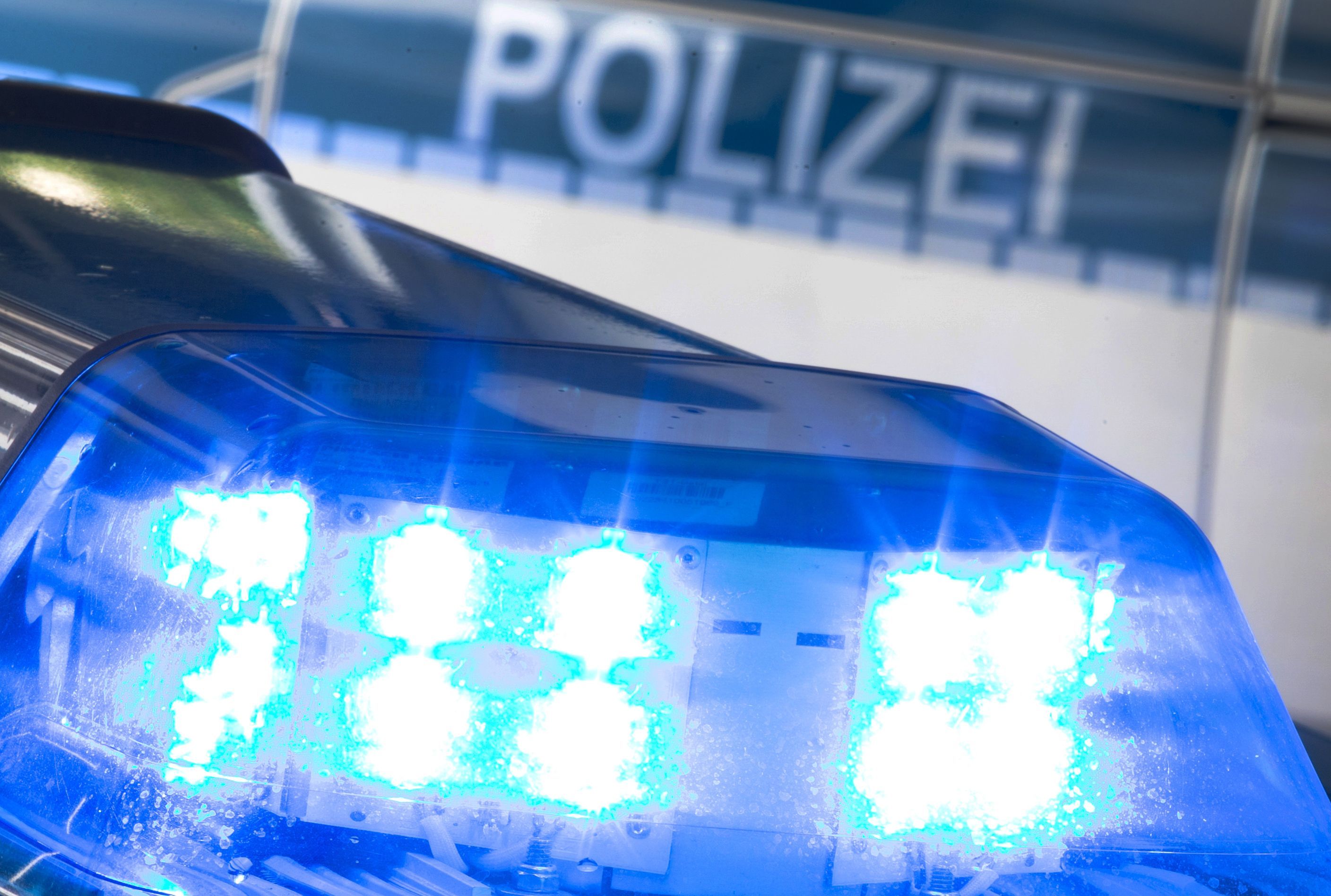 Blaulicht auf dem Dach eines Polizeiwagens.
