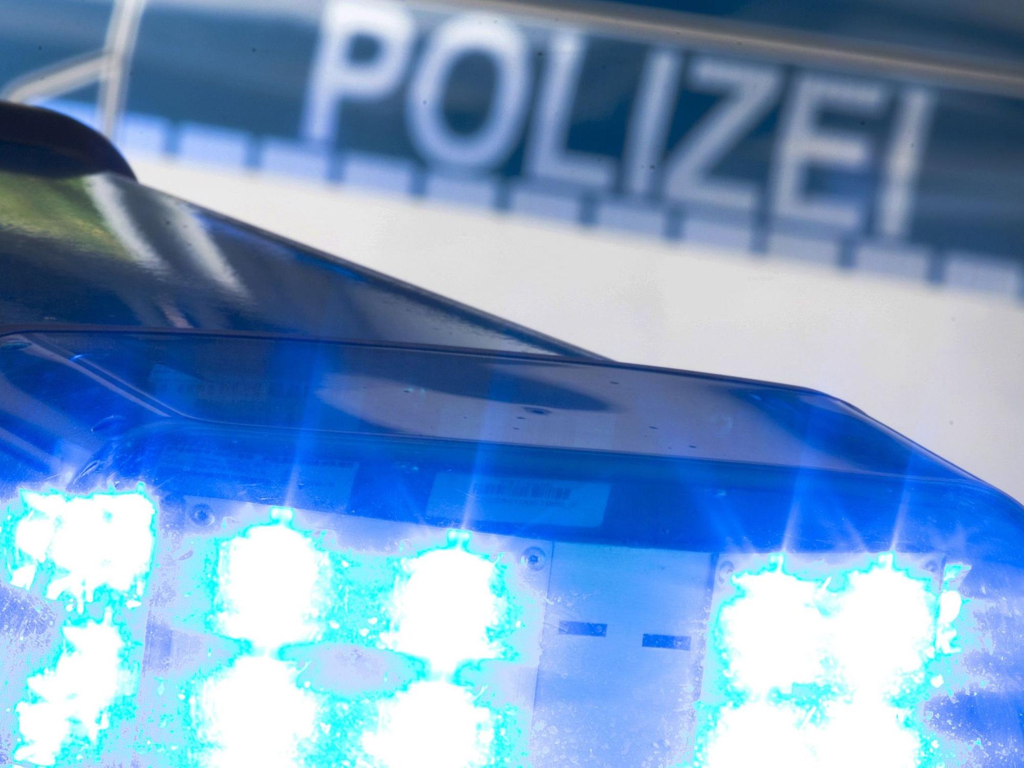Blaulicht auf dem Dach eines Polizeiwagens.