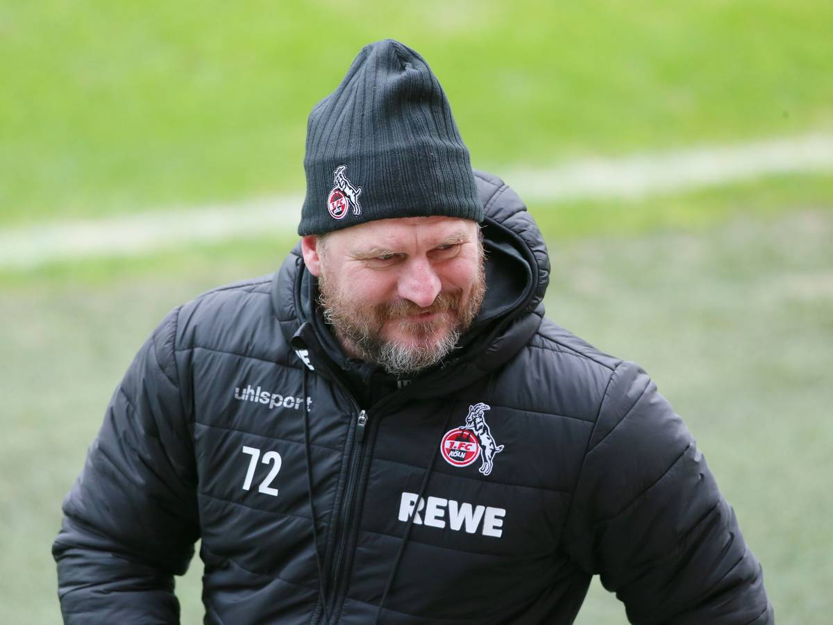 Steffen Baumgart geht lächelnd vom Trainingsplatz.