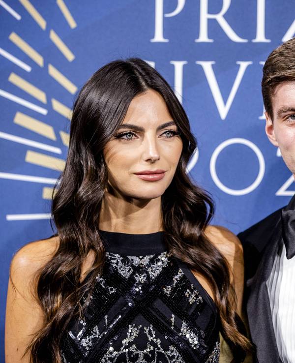 Max Verstappen und Kelly Piquet lächeln in die Kamera