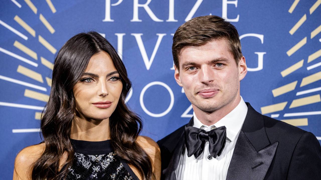 Max Verstappen und Kelly Piquet lächeln in die Kamera