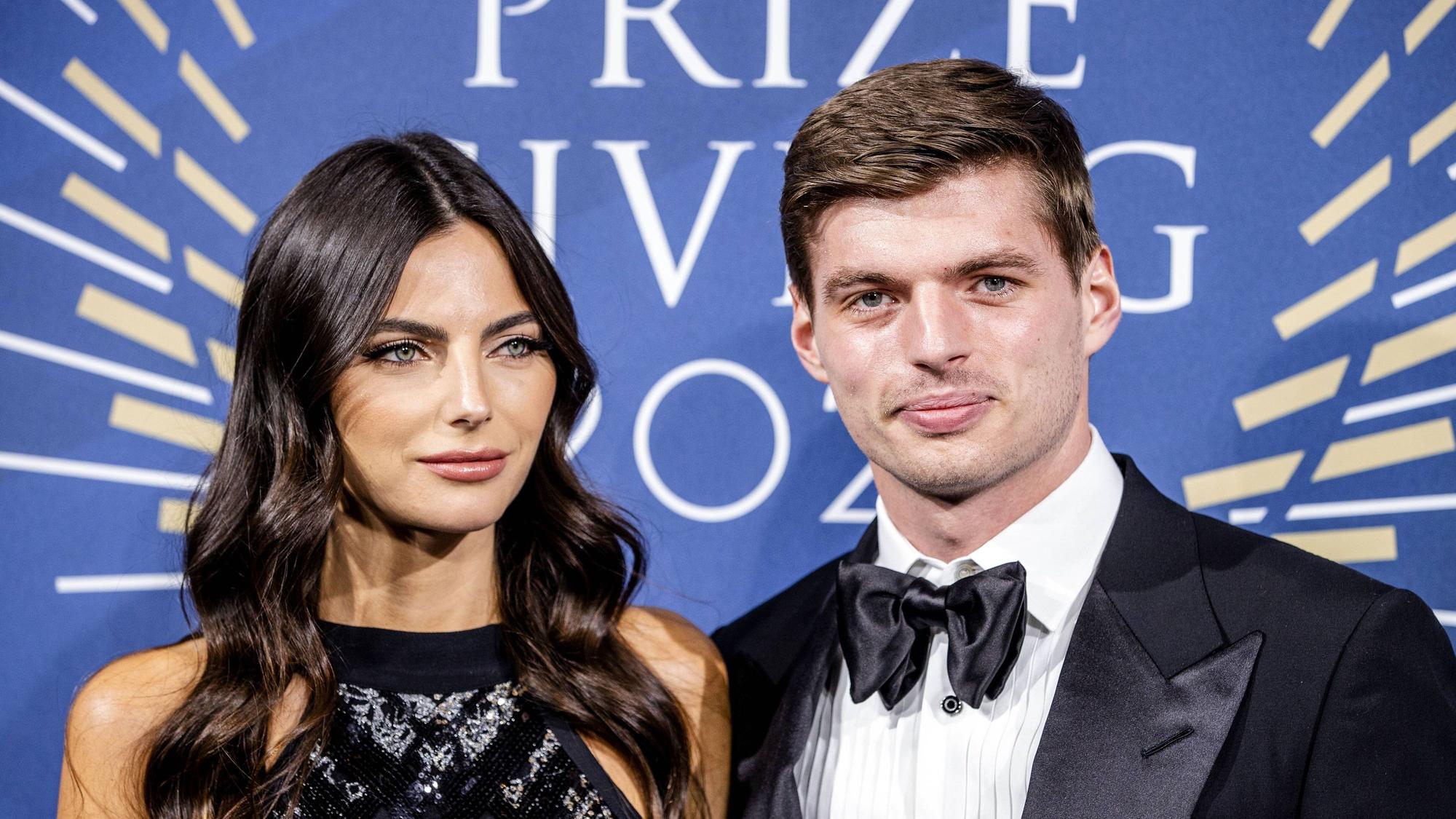 Max Verstappen und Kelly Piquet lächeln in die Kamera