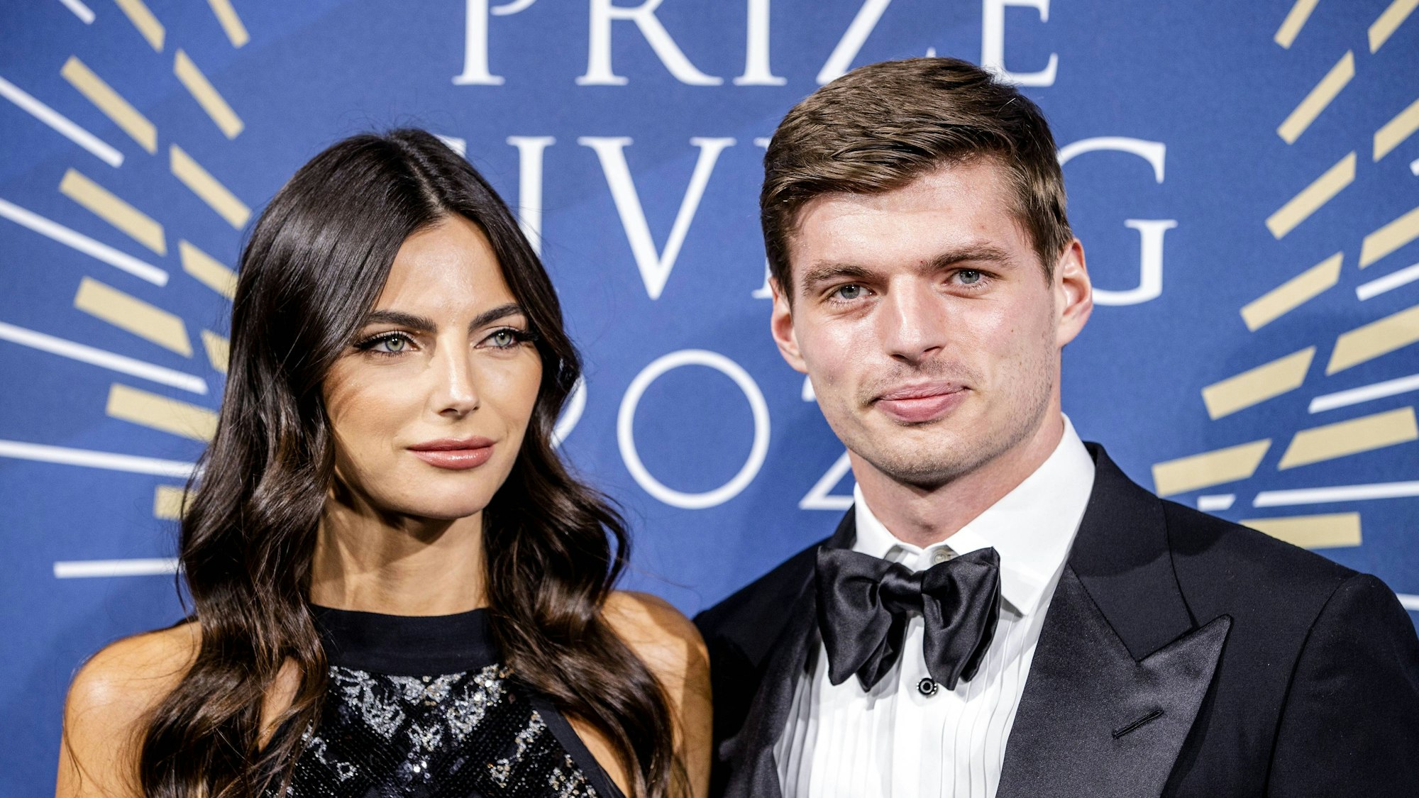 Max Verstappen und Kelly Piquet lächeln in die Kamera