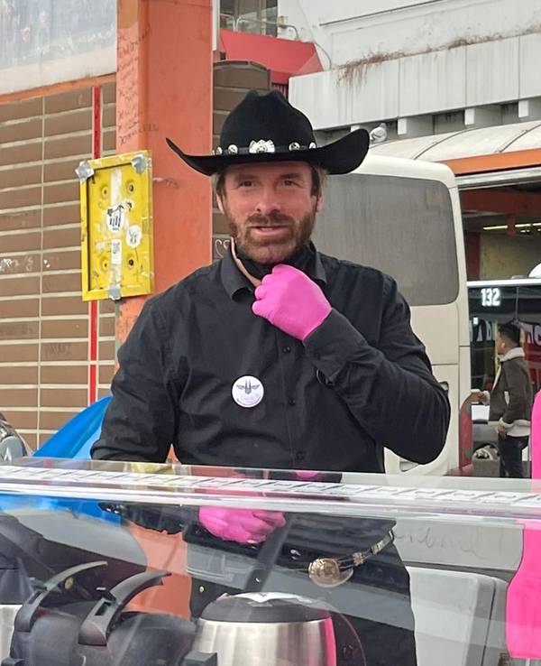 Das Chuck Norris-Double beim Stand für die Obdachlosen.