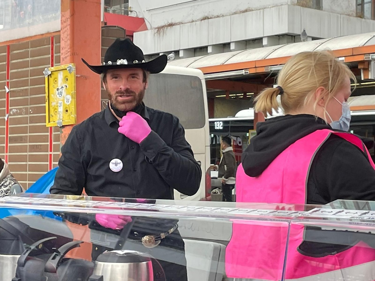 Das Chuck Norris-Double beim Stand für die Obdachlosen.