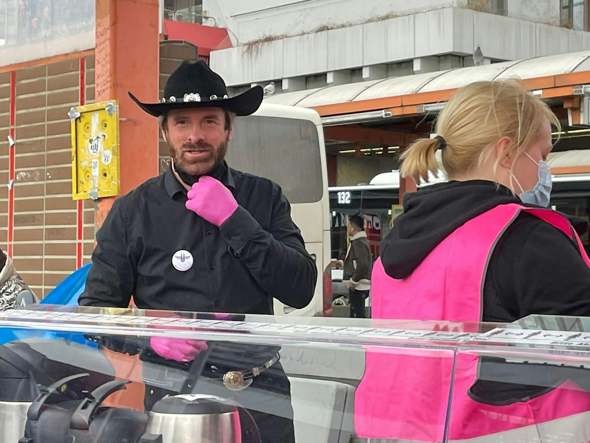 Das Chuck Norris-Double beim Stand für die Obdachlosen.