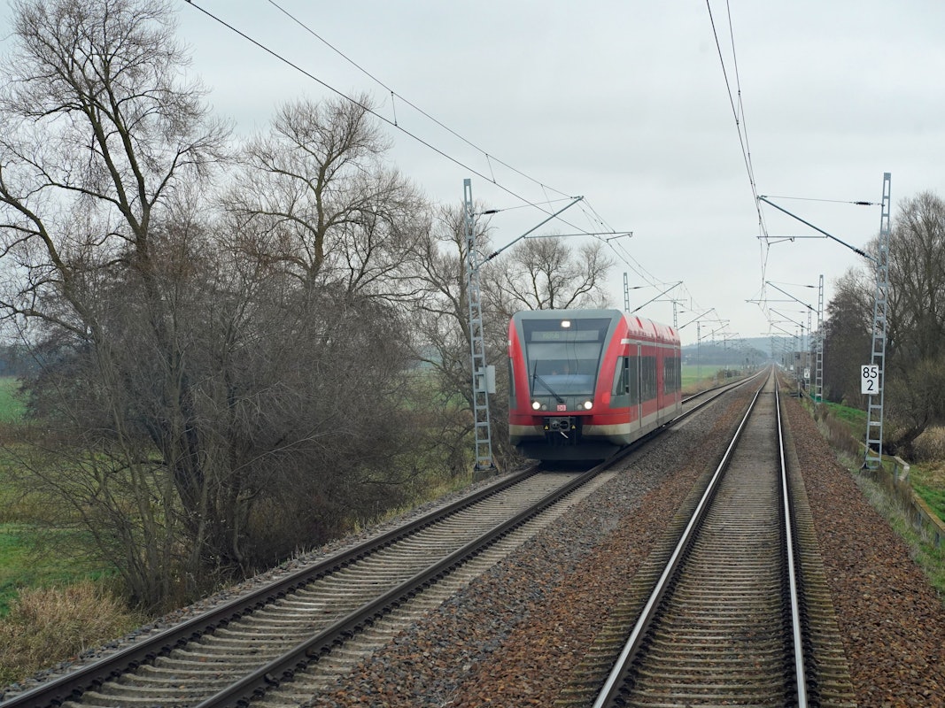 Auf dem Foto sieht man einen Zug der Deutschen Bahn, der eine Strecke abfährt.