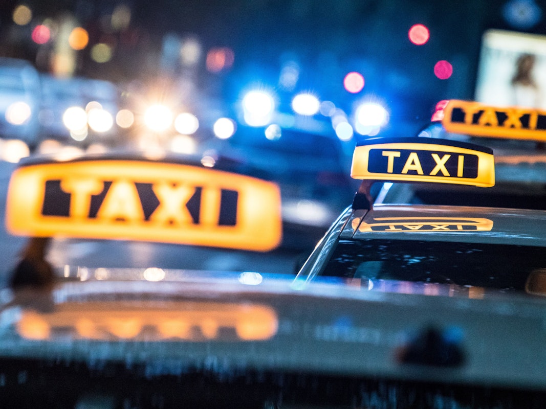 Taxiwägen mit leuchtenden Schildern