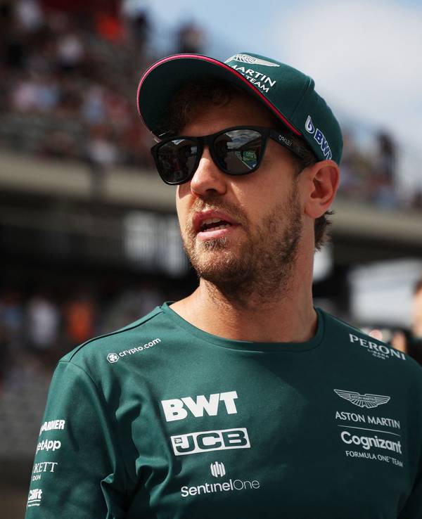 Sebastian Vettel steht mit Sonnenbrille im Fahrerlager der Formel 1.