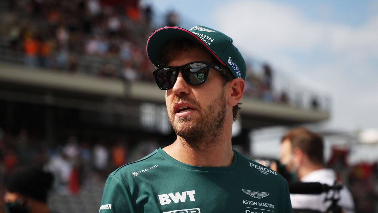 Sebastian Vettel steht mit Sonnenbrille im Fahrerlager der Formel 1.