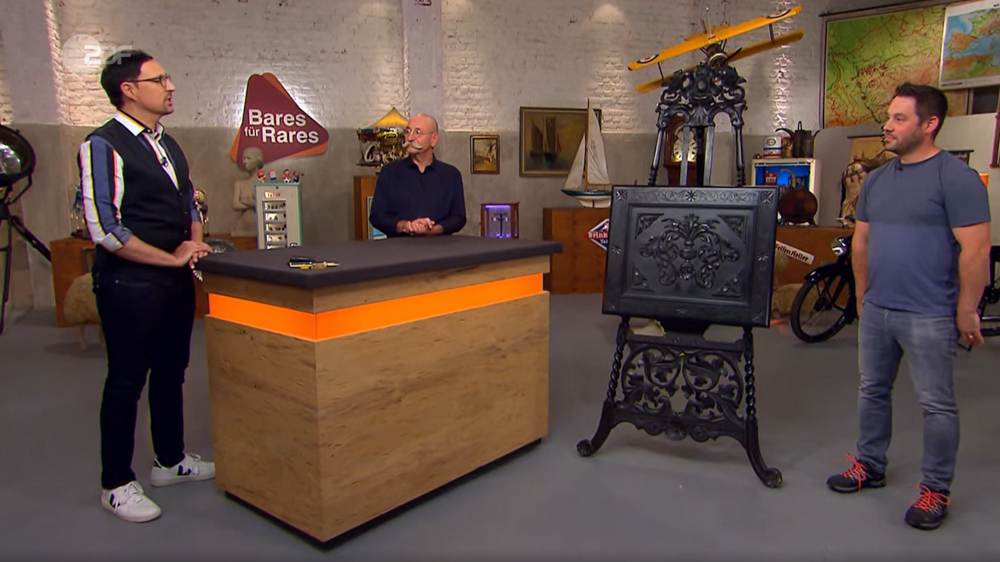 Matthias Emig mit „Bares für Rares“-Moderator Horst Lichter und Experte Colmar Schulte-Goltz. Der Screenshot wurde am 5. Januar 2022 aufgenommen.