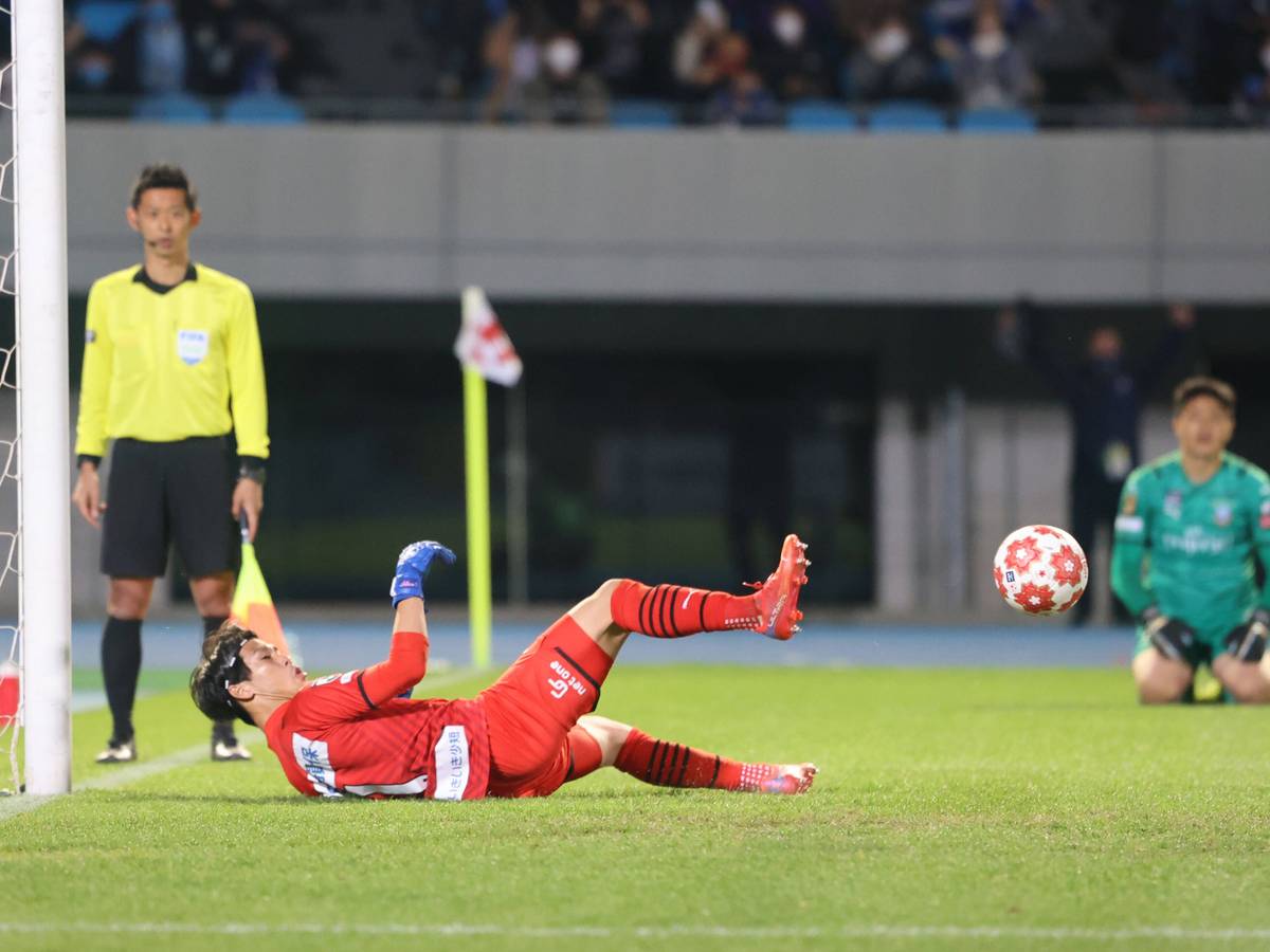 Shun Takagi liegt bereits auf dem Boden, der Ball fliegt an ihm vorbei ins Tor.