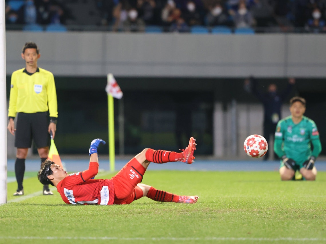 Shun Takagi liegt bereits auf dem Boden, der Ball fliegt an ihm vorbei ins Tor.
