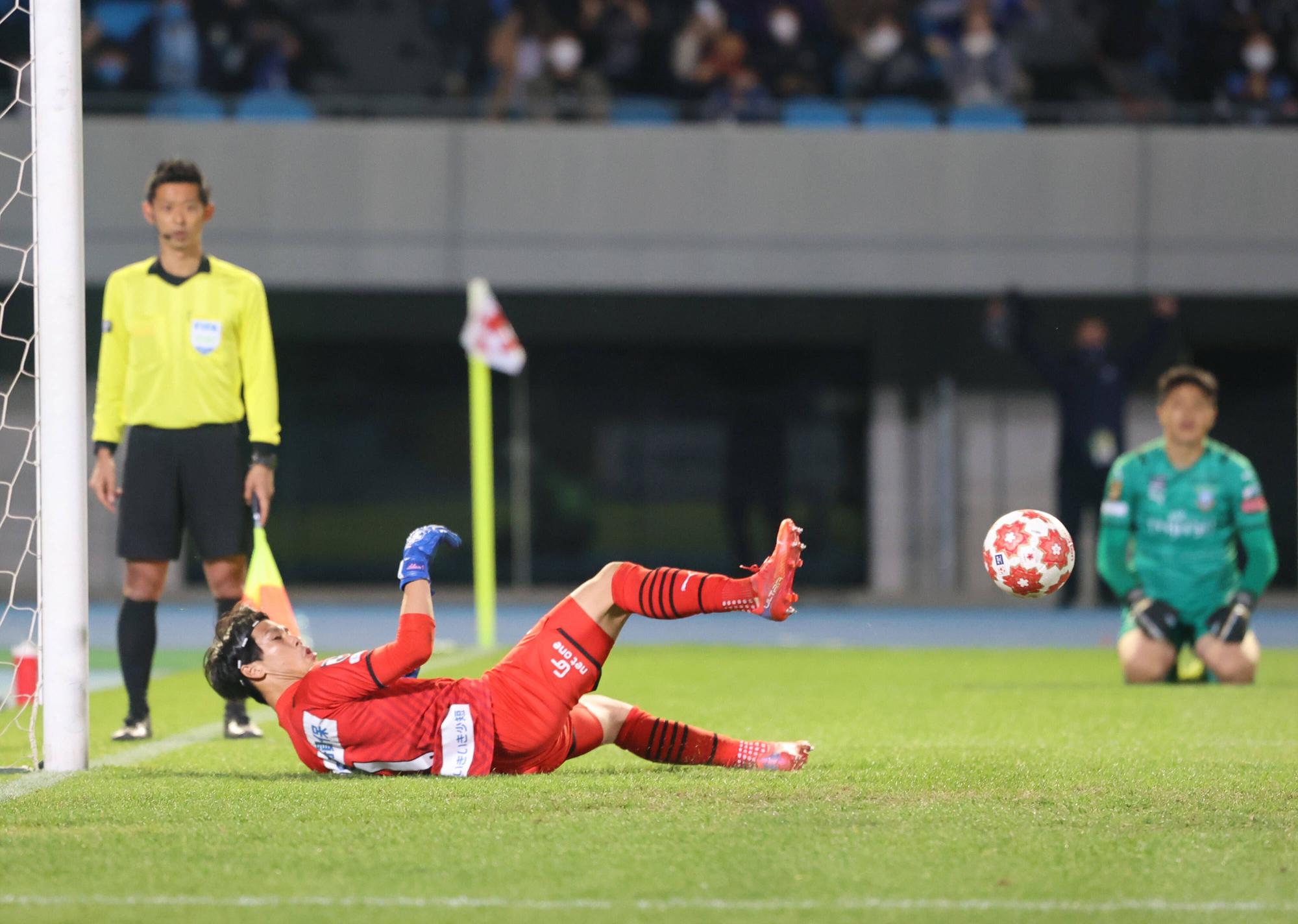 Shun Takagi liegt bereits auf dem Boden, der Ball fliegt an ihm vorbei ins Tor.
