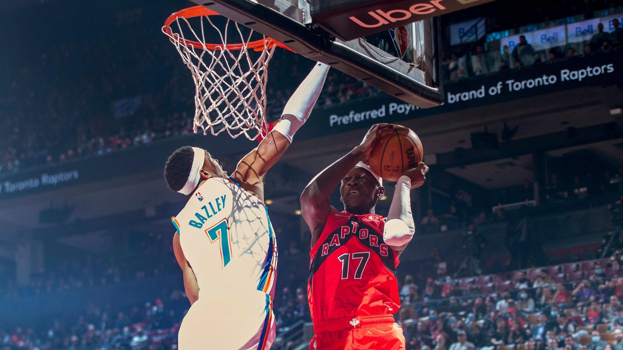 Isaac Bonga beim Wurf im Spiel der NBA.
