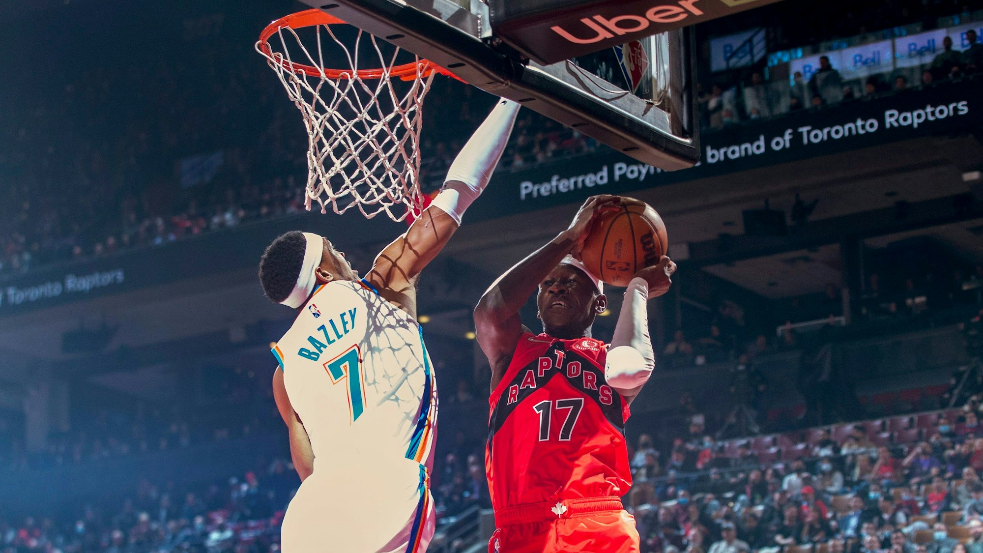 Isaac Bonga beim Wurf im Spiel der NBA.