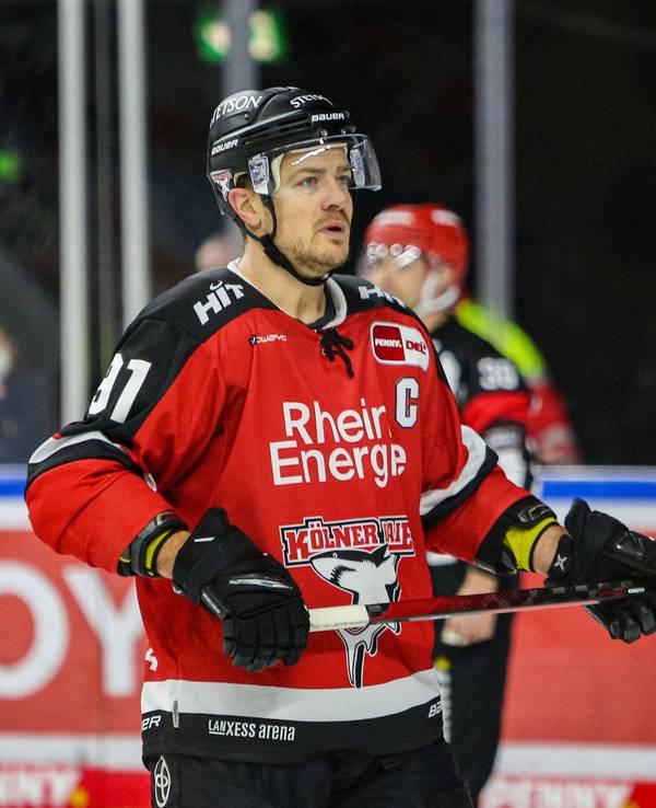 Haie-Kapitän Moritz Müller auf dem Eis.