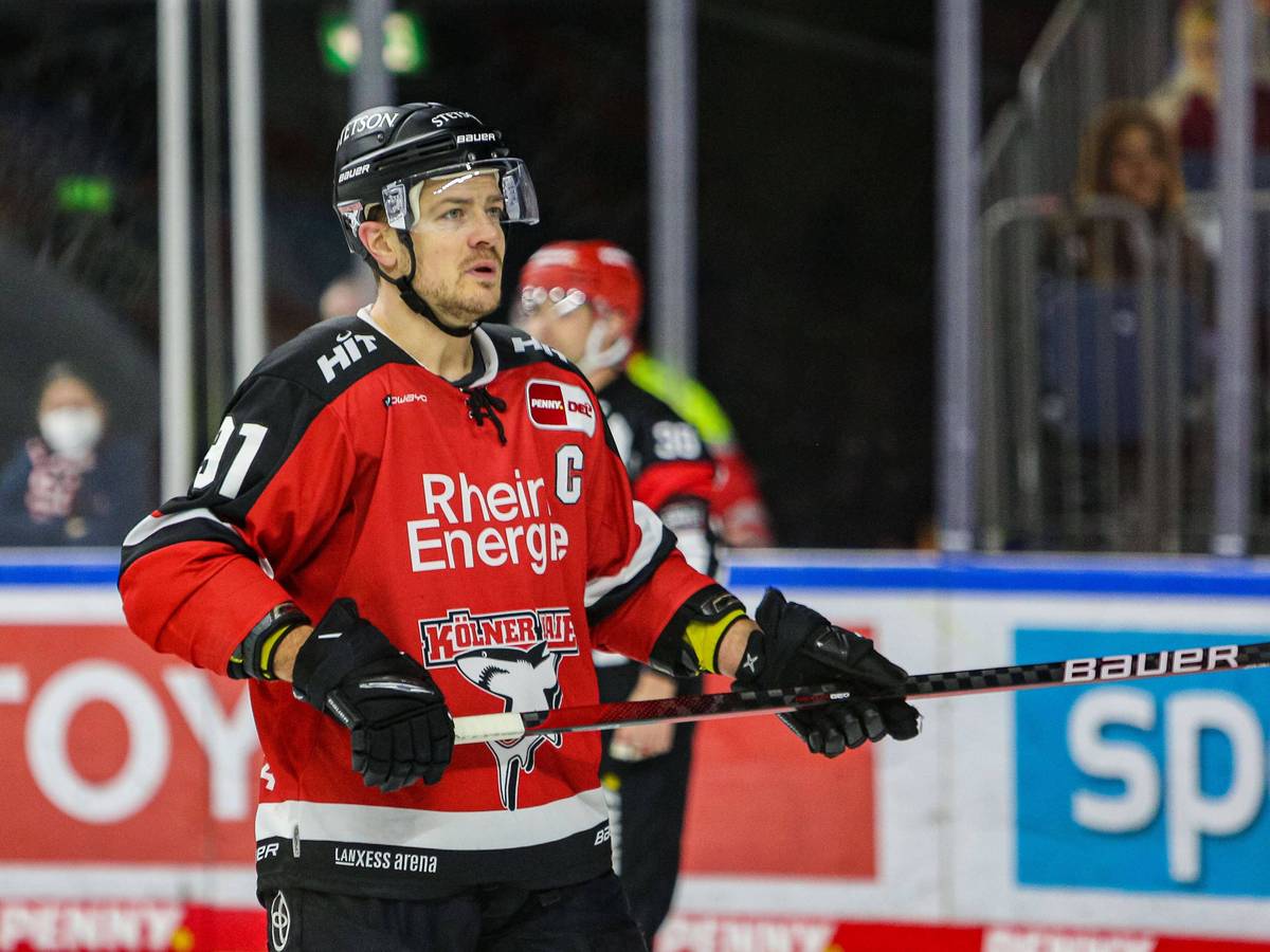 Haie-Kapitän Moritz Müller auf dem Eis.