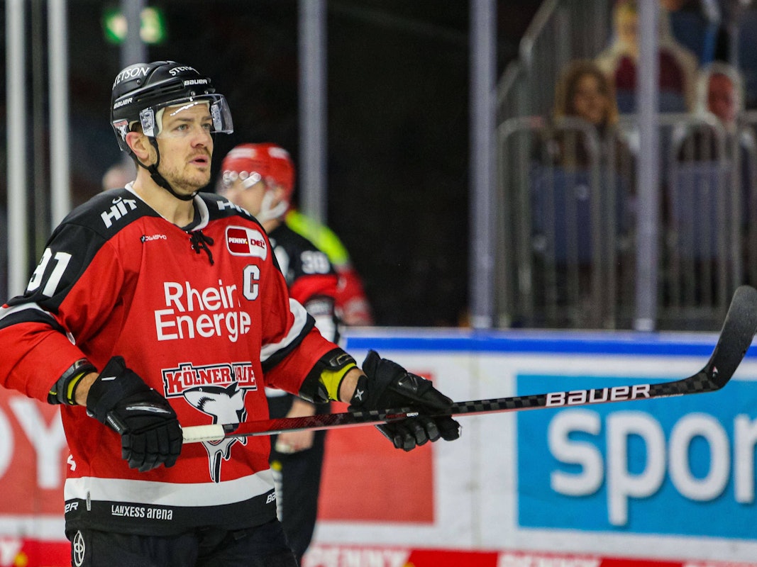 Haie-Kapitän Moritz Müller auf dem Eis.